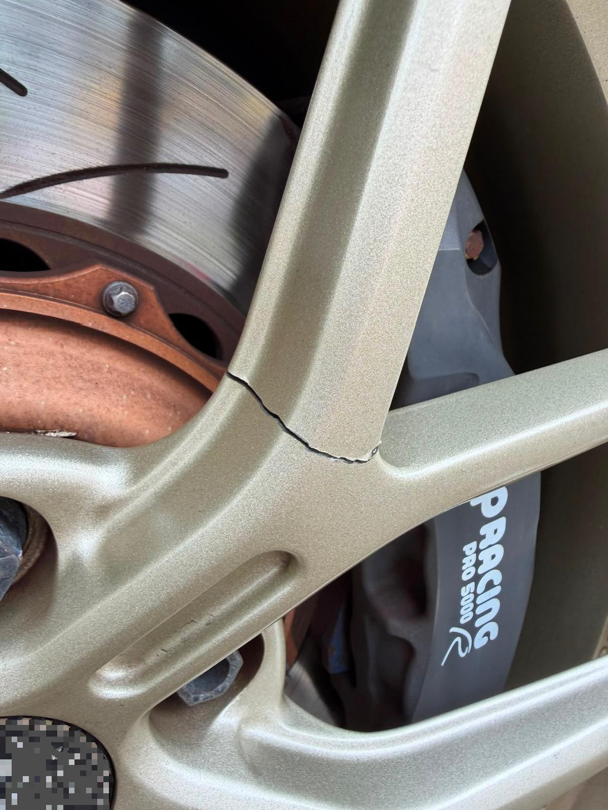 Case 01: the observed road-use crack across the spoke-fork root