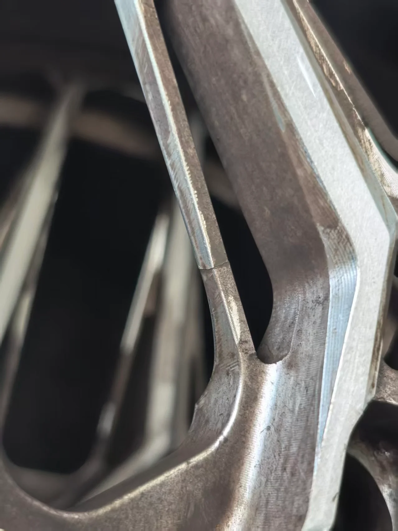Case 02: the observed crack along the edge of a slim spoke